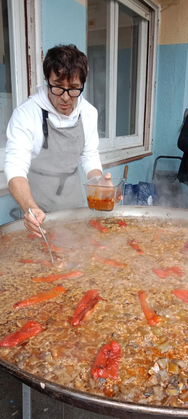 Paella Popular cuinant en un esdeveniment