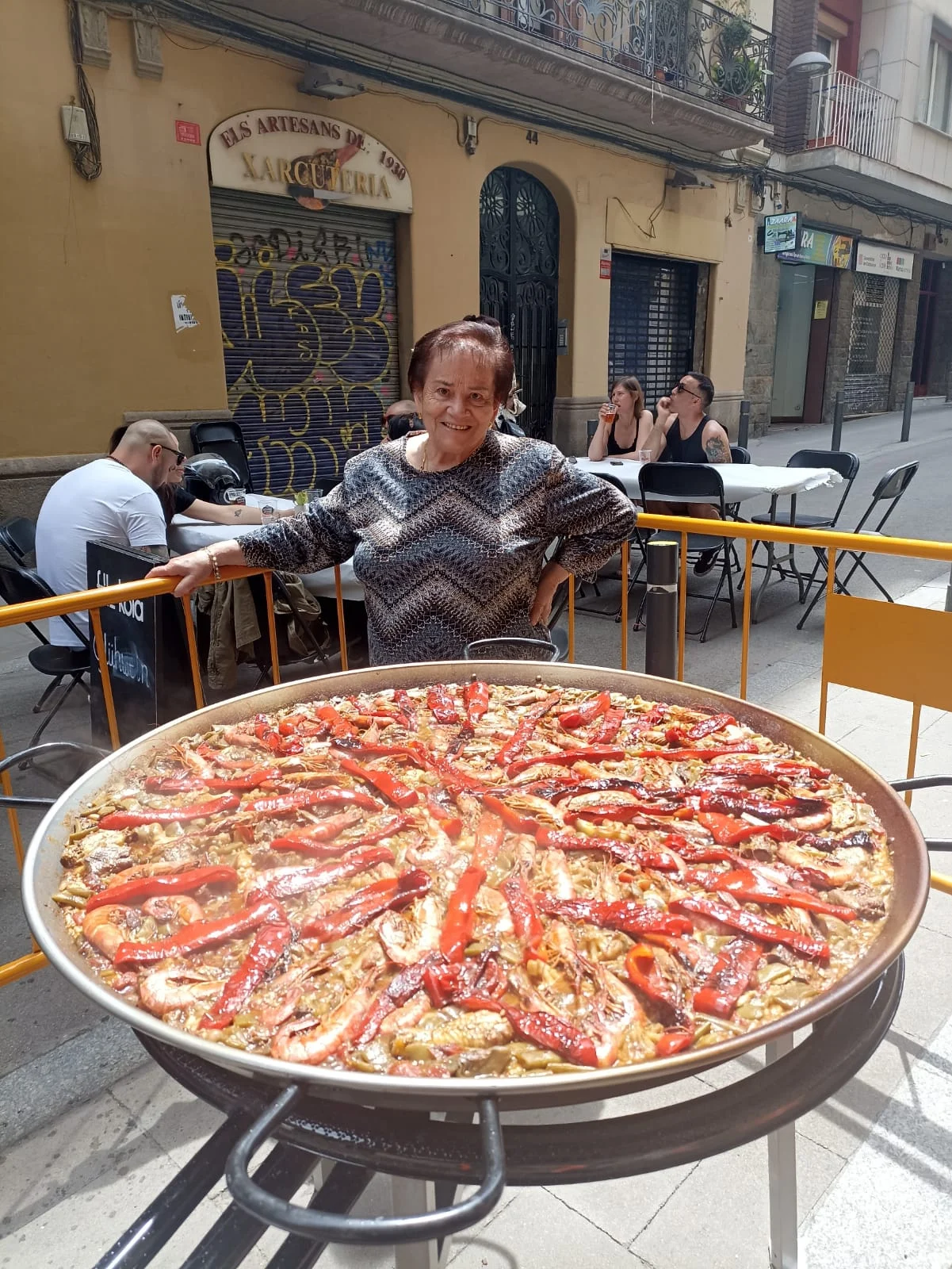 Paella de gran format durant un servei